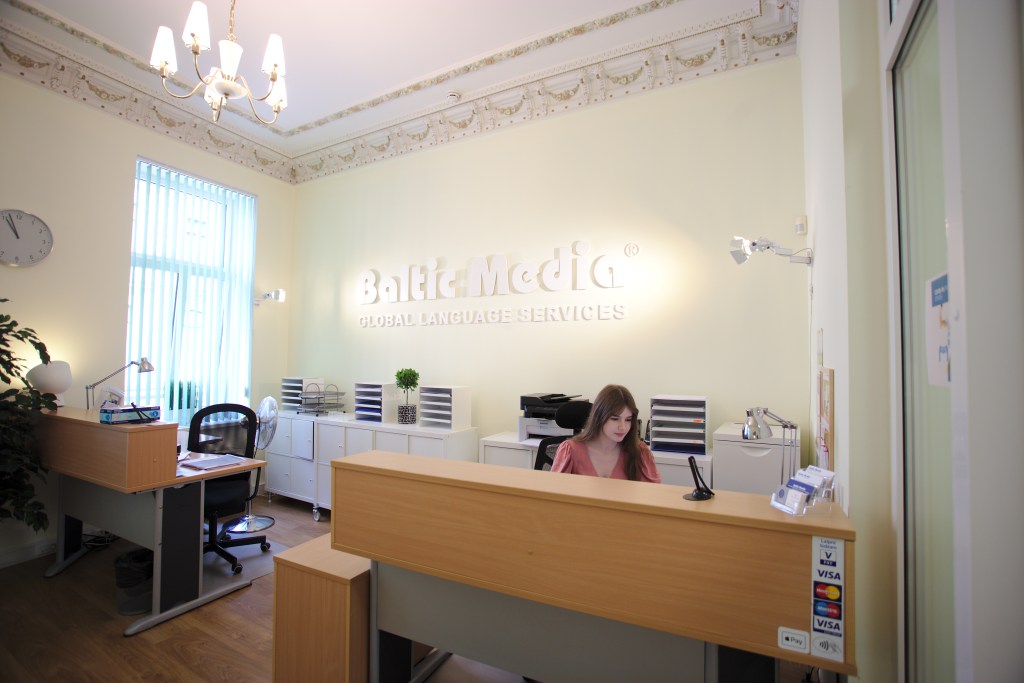 Kas ir apliecināts tulkojums un cik tas maksā? Elīna Černavska, Baltic Media®