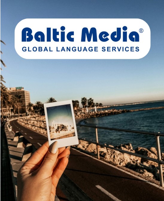 Attēlā redzama roka, kas tur polaroid fotogrāfiju, fonā ir jūra un piekrastes promenāde, pārklāta ar palmām; augšpusē redzams teksts 'Baltic Media GLOBAL LANGUAGE SERVICES'.